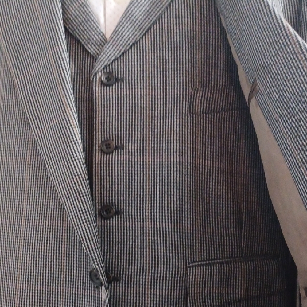 Classic Custom Men's Plaid Gray 3-Piece Suit, 42L / 36W x 32L - Picture 10 of 16